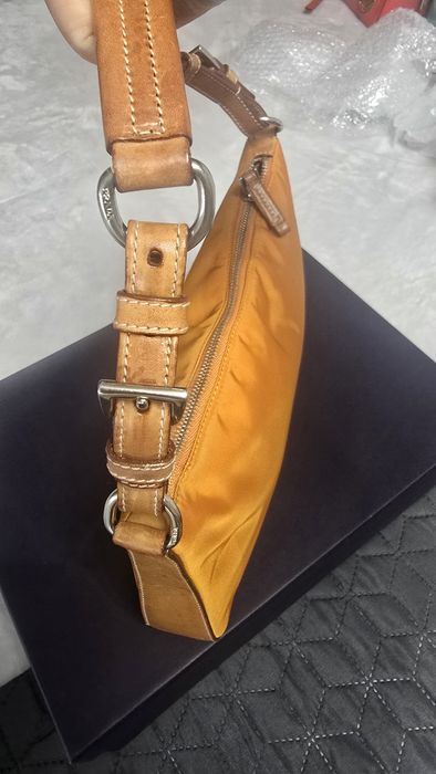 Geanta umar Prada Re-Edition 2000 cloth+piele,orange,impecabila,cutie.