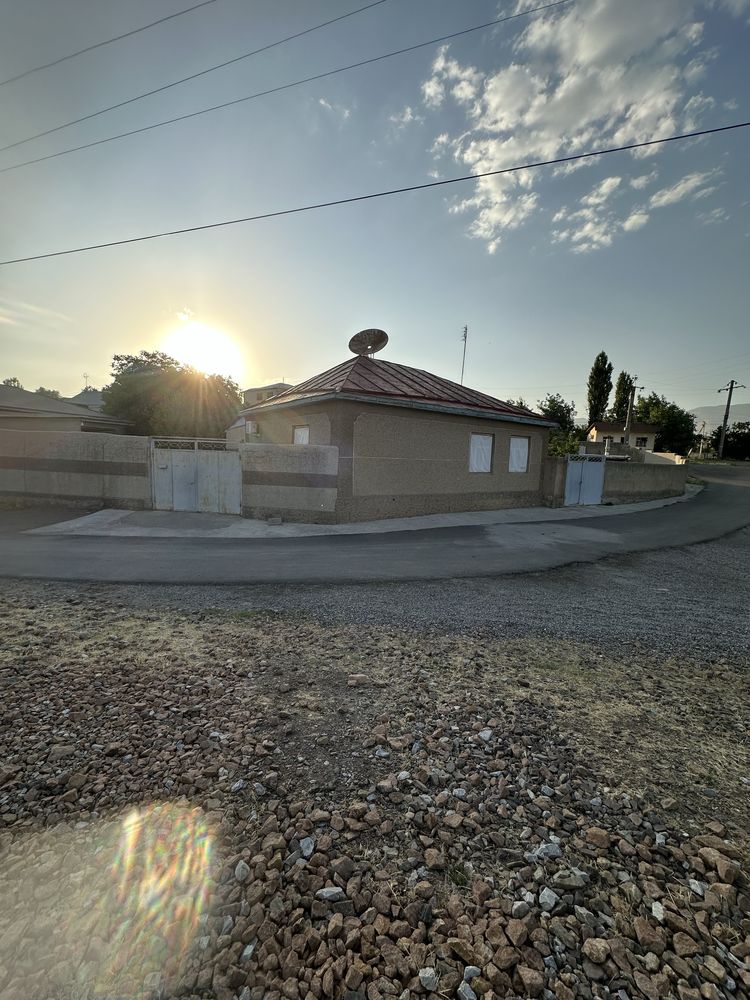 Uydan 20 metr tepada kotta moshina yo’l o’tgan juda qulay