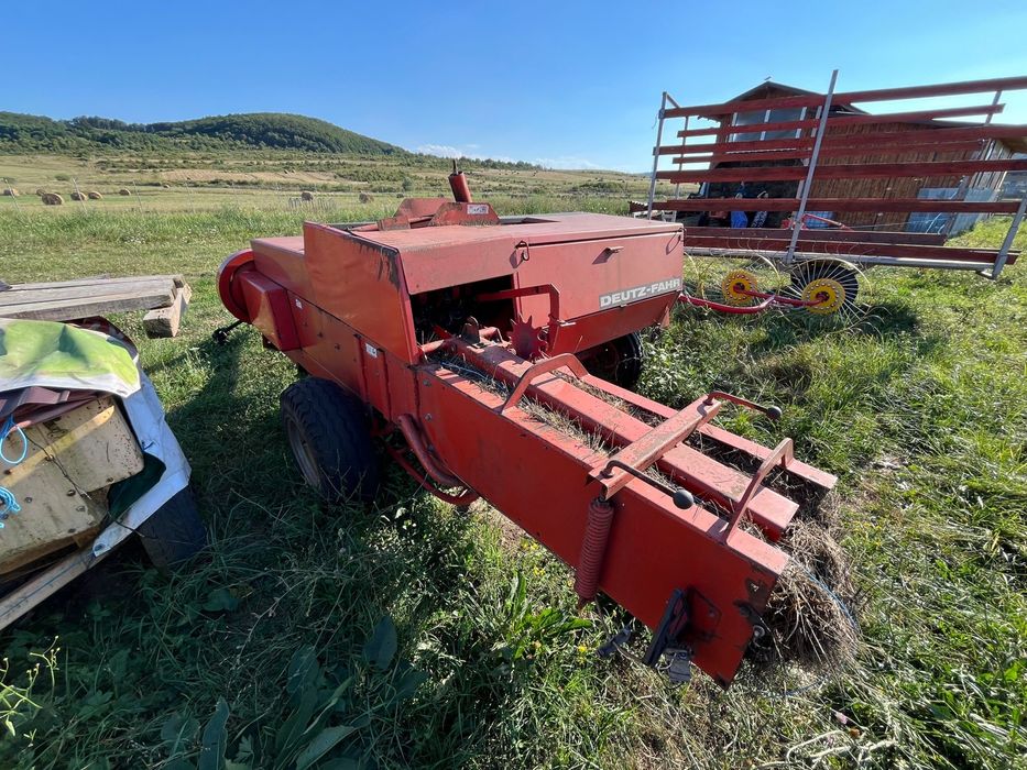 Tractor cu utilaje -balotiera -cositoare -grebla-remorca peridoc