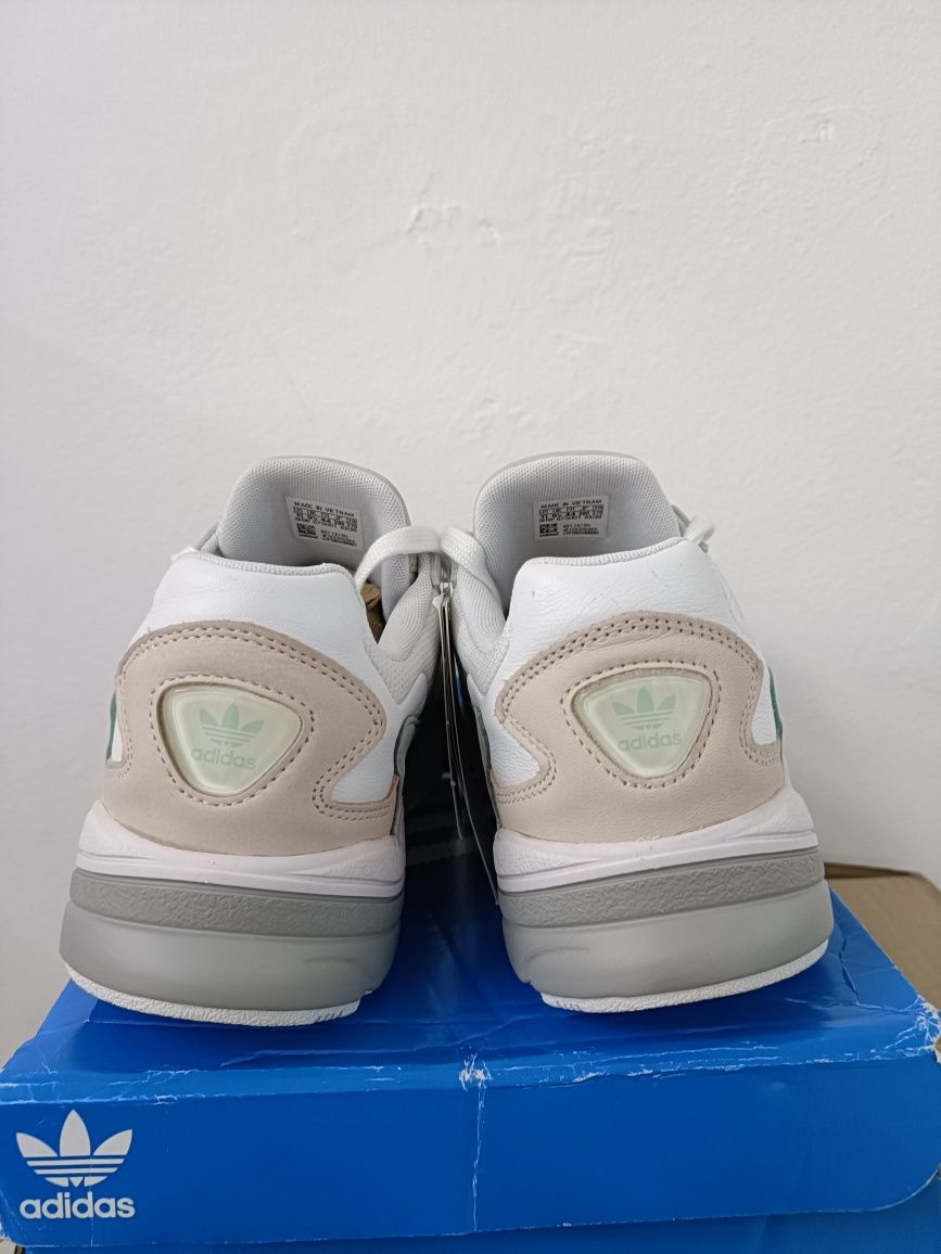 Adidas Falcon номер 44 код 56A