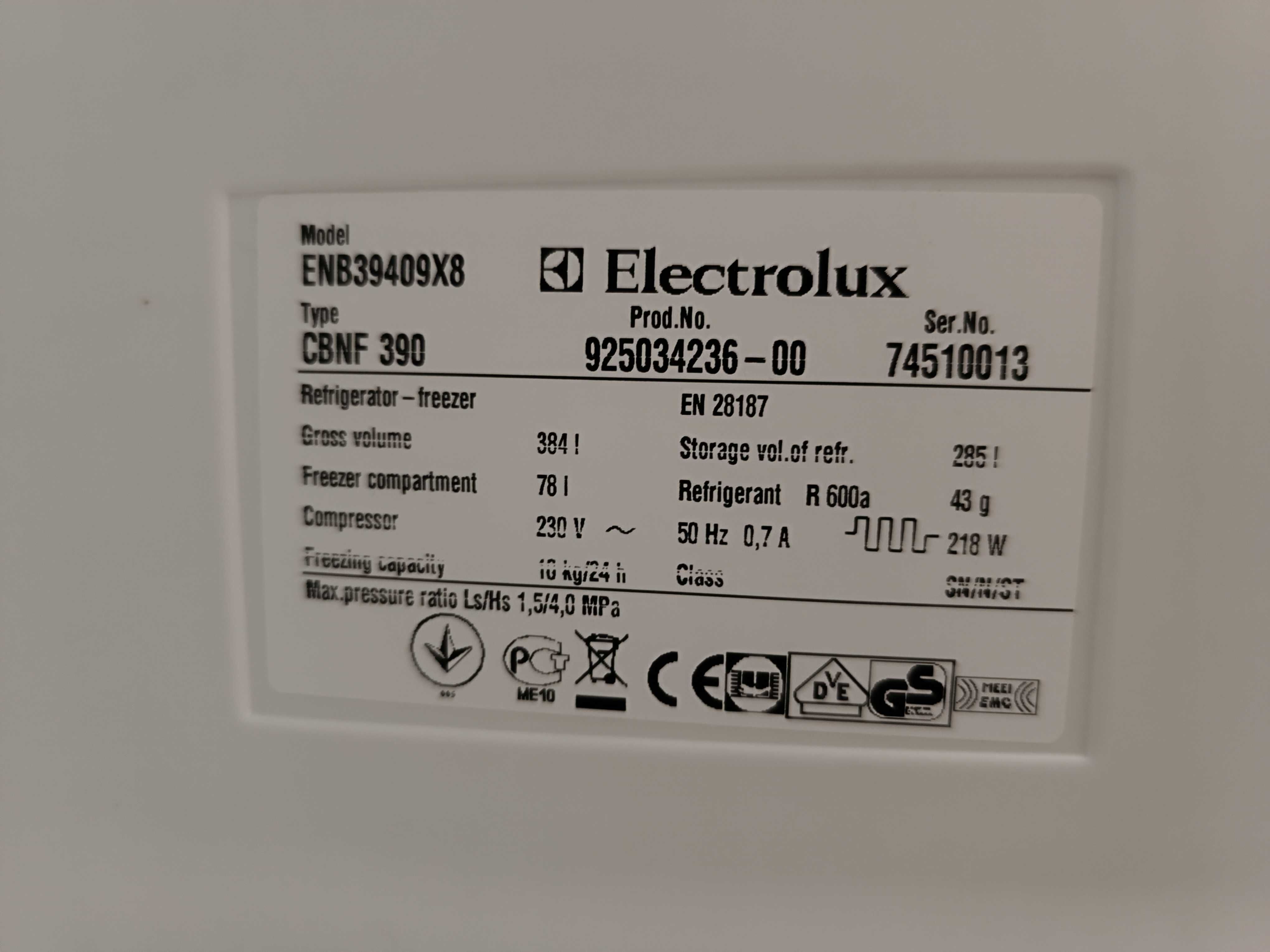 Хладилник Electrolux ENB39409X8