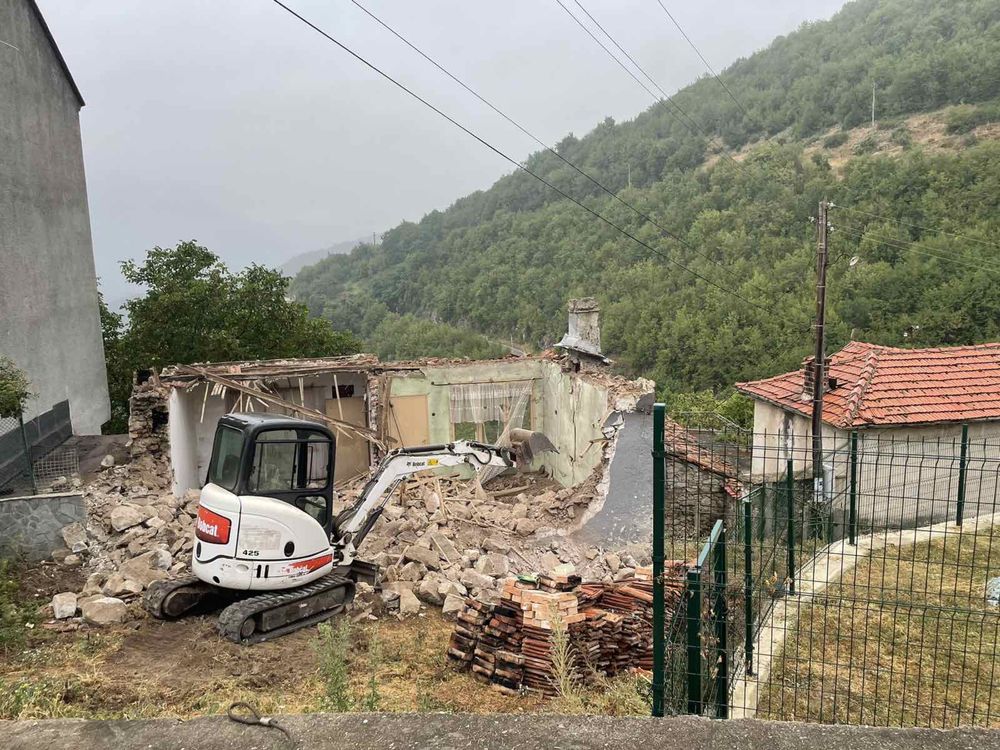 Услуги с багер, изкопи, събаряне на сгради, В и К изкопи и други