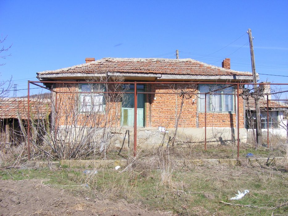 Дворно място с прилежащите постройки в с. Вълчин, област Бургас