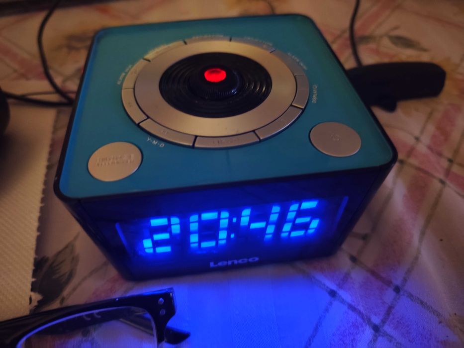 Часовник за спалня, хол или кухня с радио, аларма и прожекция