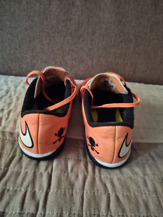 Vând ghete de fotbal pentru băieți Nike