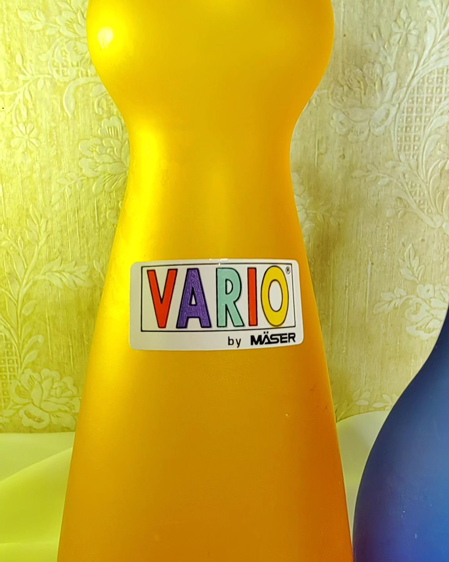 Весели стъклени високи бутилки с коркови тапи от серията Vario by Mäse