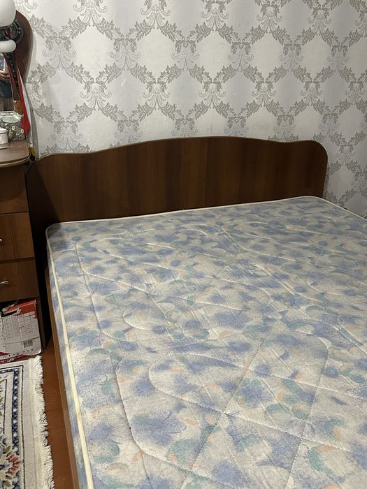 Кровать двухспальная с матрасом