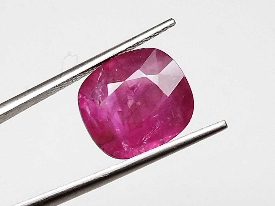 Пурпурно червен естествен рубин с рядка големина 4.26кт! Сертифициран!
