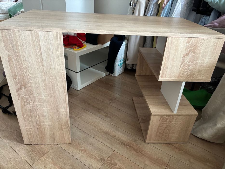 Бюро в цвят дърво с бял акцент