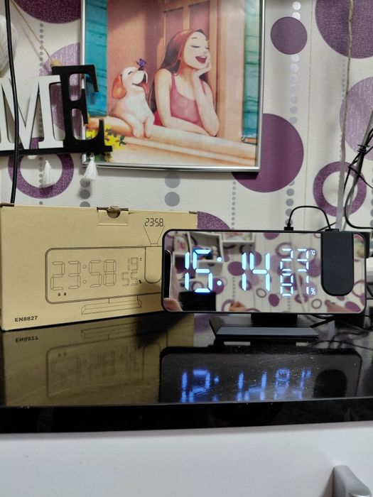 LED часовник с проекция