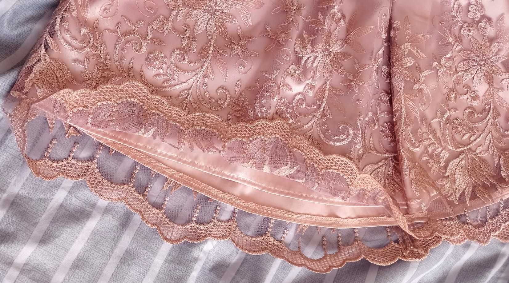 Rochie de ocazie roz prăfuit, cu detalii florale din dantelă