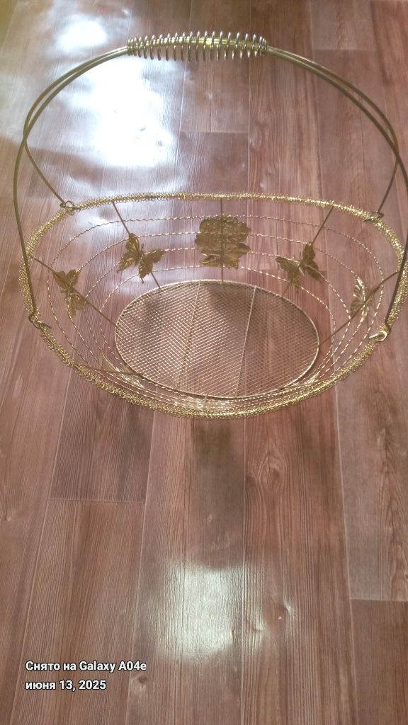Продам корзину металлическую.