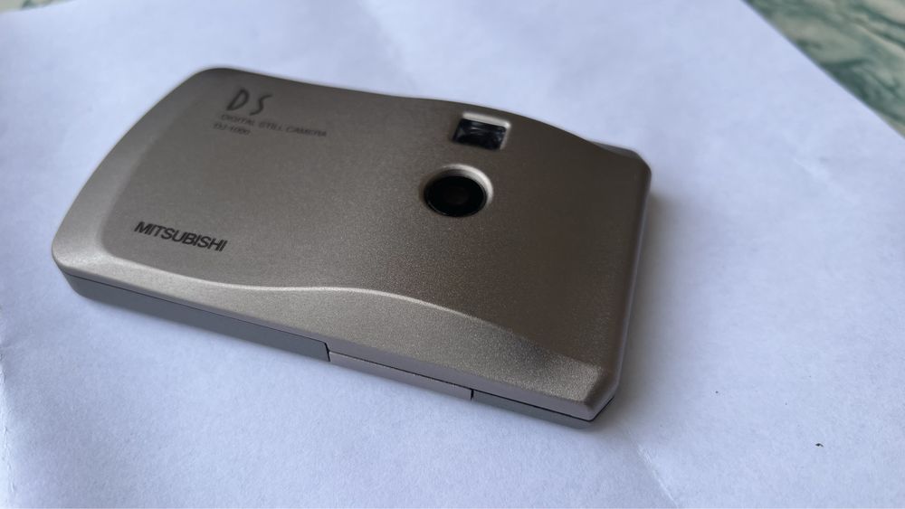 Фотоапарат Mitsubishi DJ 1000