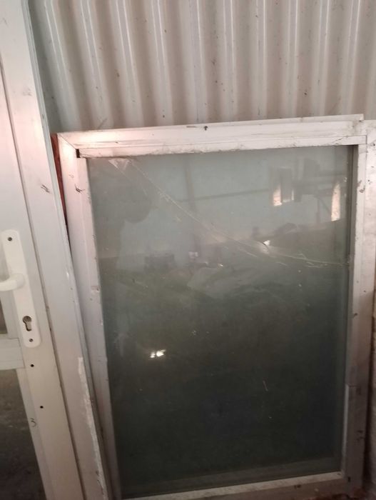 Vând ușă și geamuri