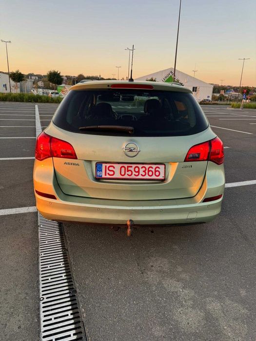 Opel Astra J Sports Tourer 2011 1.7 CDTI