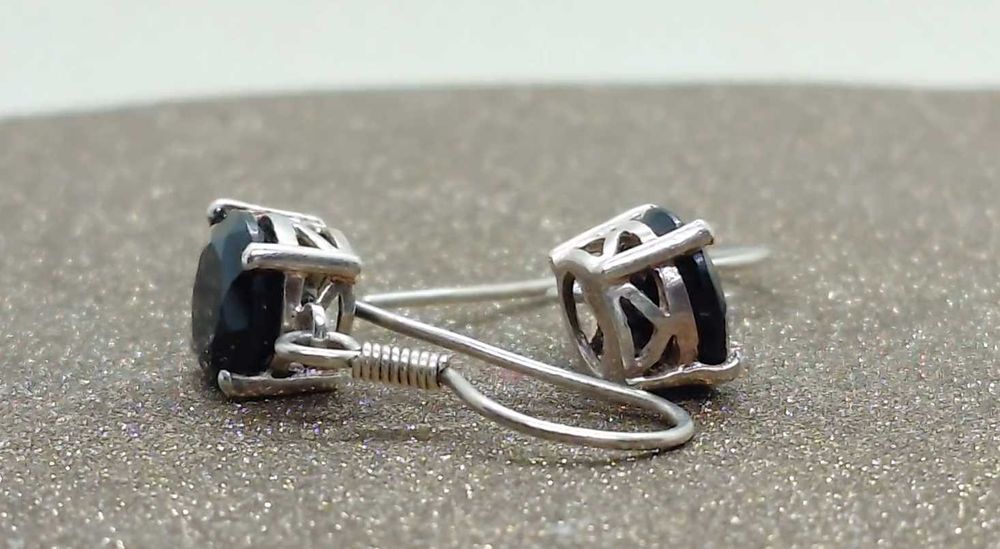 Cercei din argint cu onix fațetat – montură cu gheare, pe tortițe