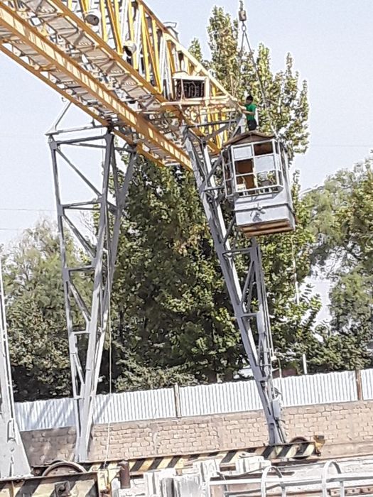 Kran montaj ustanovka