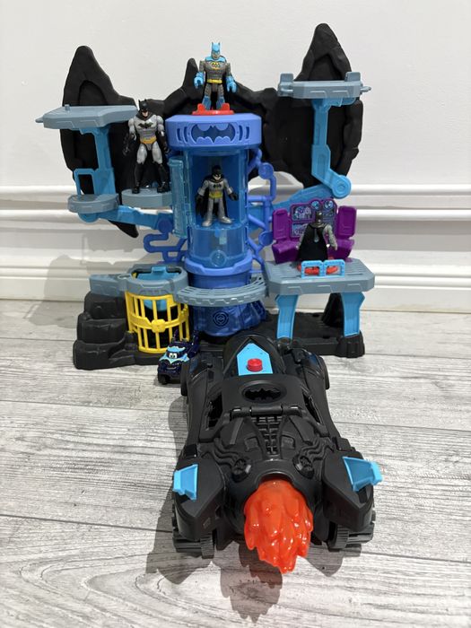 Lot  Masina si statie Batman
