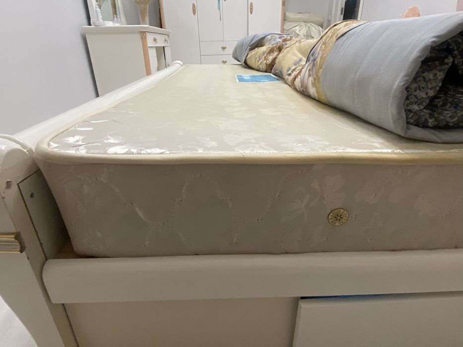 Срочно Матрас 180 см на 200 см