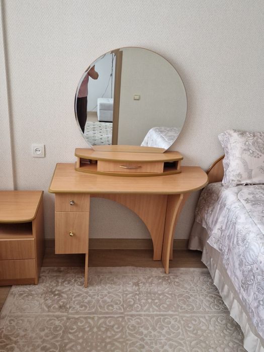 Туалетный столик с подставкой и зеркалом