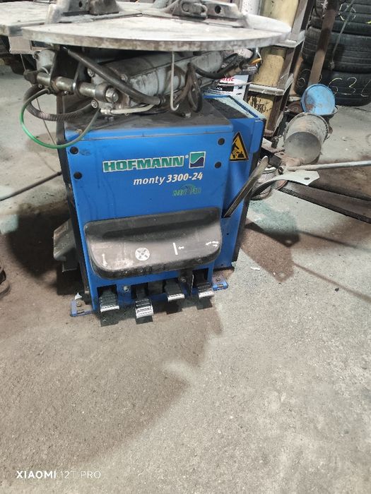 Машина  за демонтаж монтаж на гуми със рамо за рънфат на Хофман