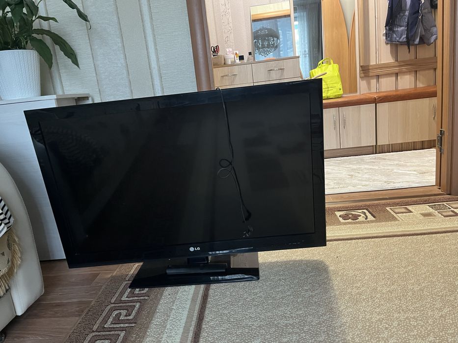 Телевизо LG диагональ 107, поддерживает USB