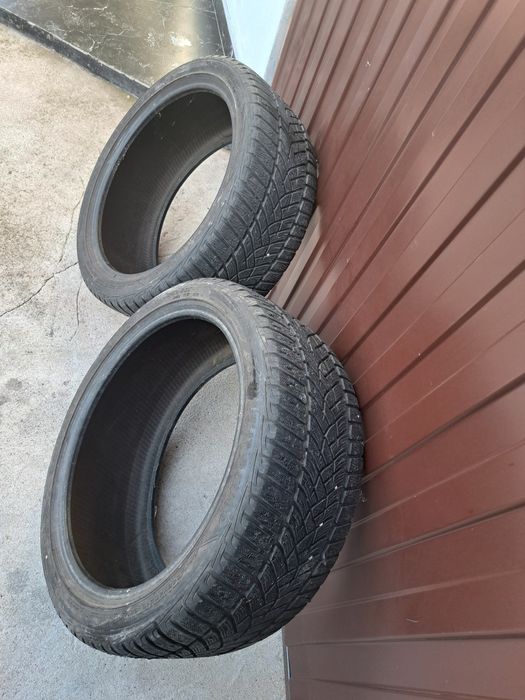 Vând 2 gume 245/40/19 la pret de 300 lei ambele Vând 2 gume 245/40/19