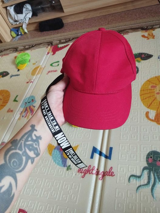 Красная кепка CROPP