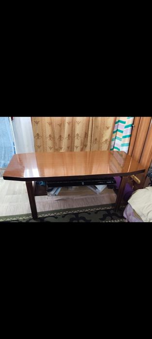 -Продаётся стол!