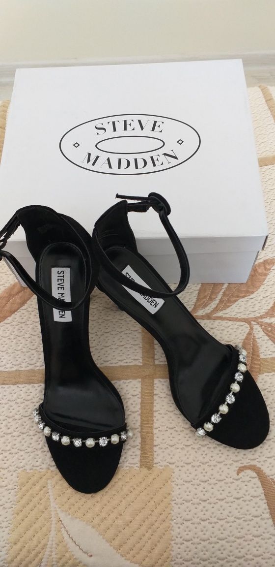 НОВИ Обувки с перли и камъчета GUESS, Steve Maden, 39 номер, черни