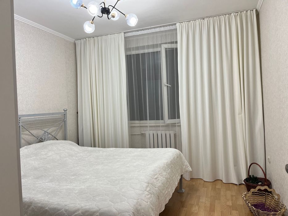 Сливочного цвета высота 3 м