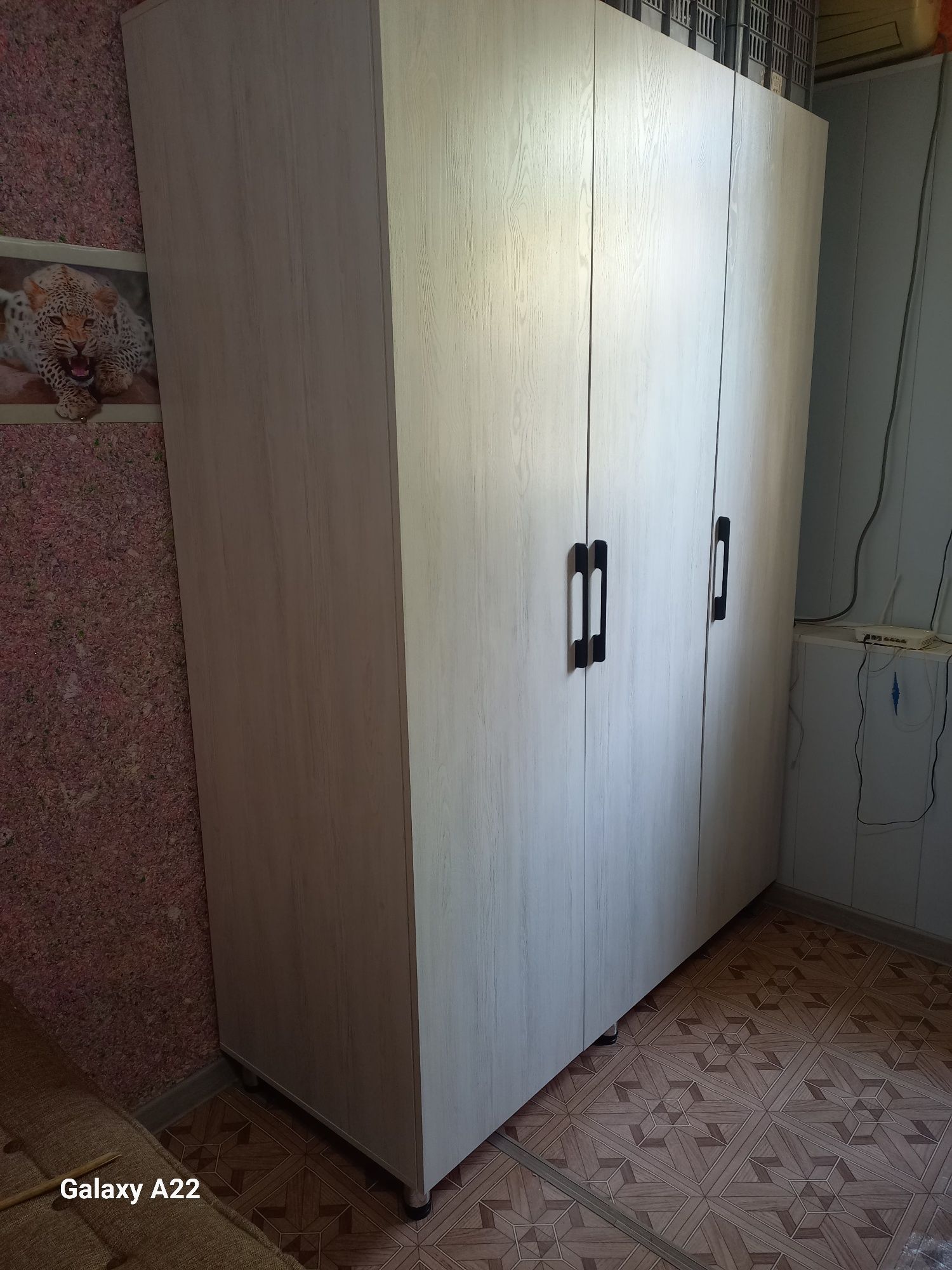 Шкаф новый вместительный
