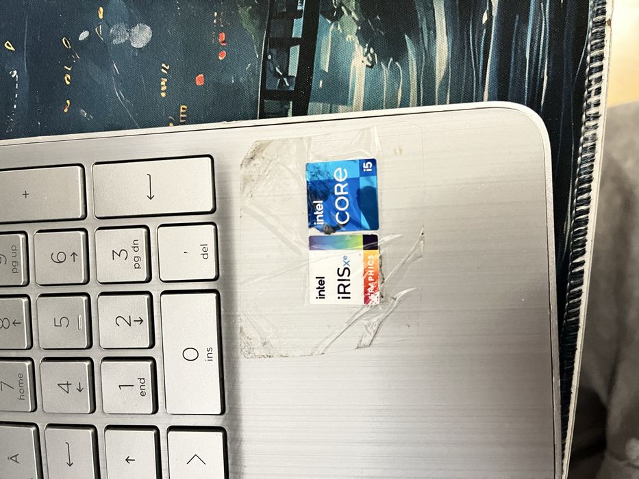 Vand laptop hp cu mici probleme