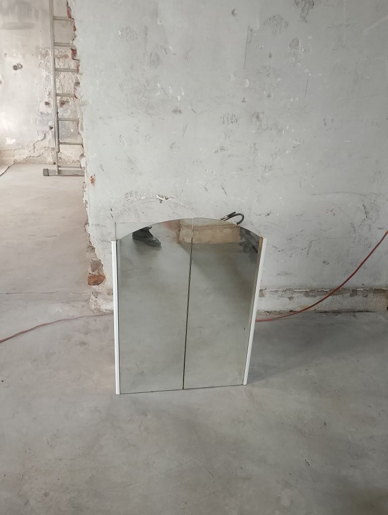шкафче за баня с огледало