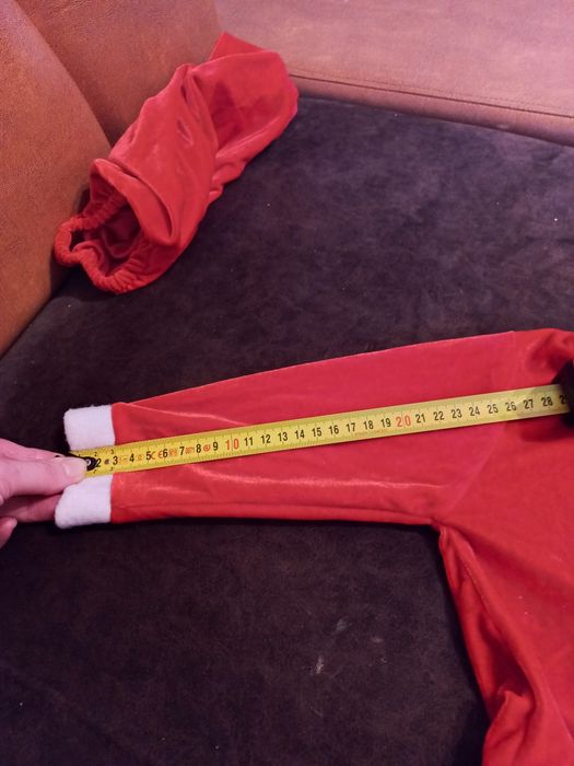 Vând costum bebe Mos Crăciun 6-12 luni