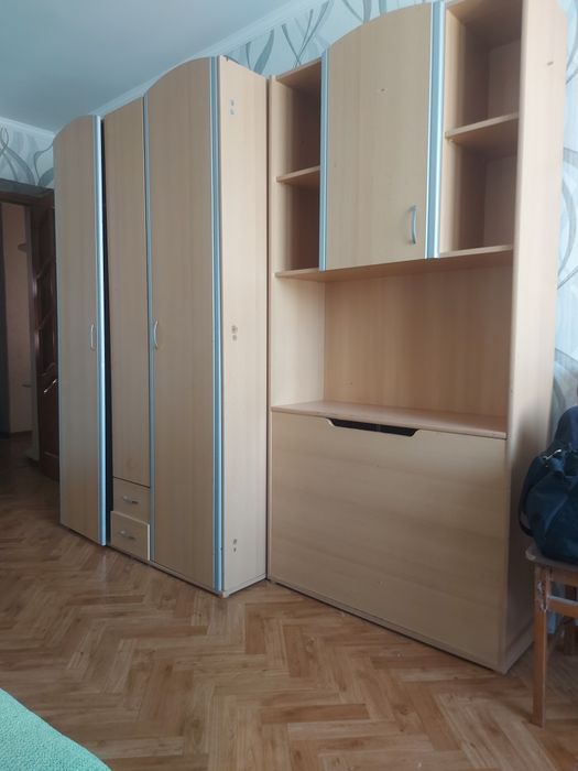 Продам Срочно спальную стенку цвет орех длина 2.1а