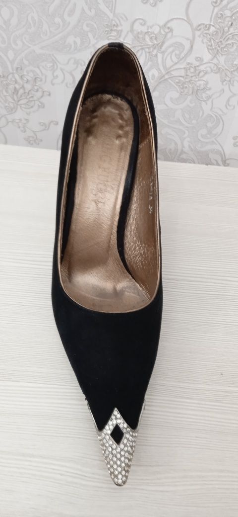 Продаем черное замшевые туфли, Италия, 35 размер