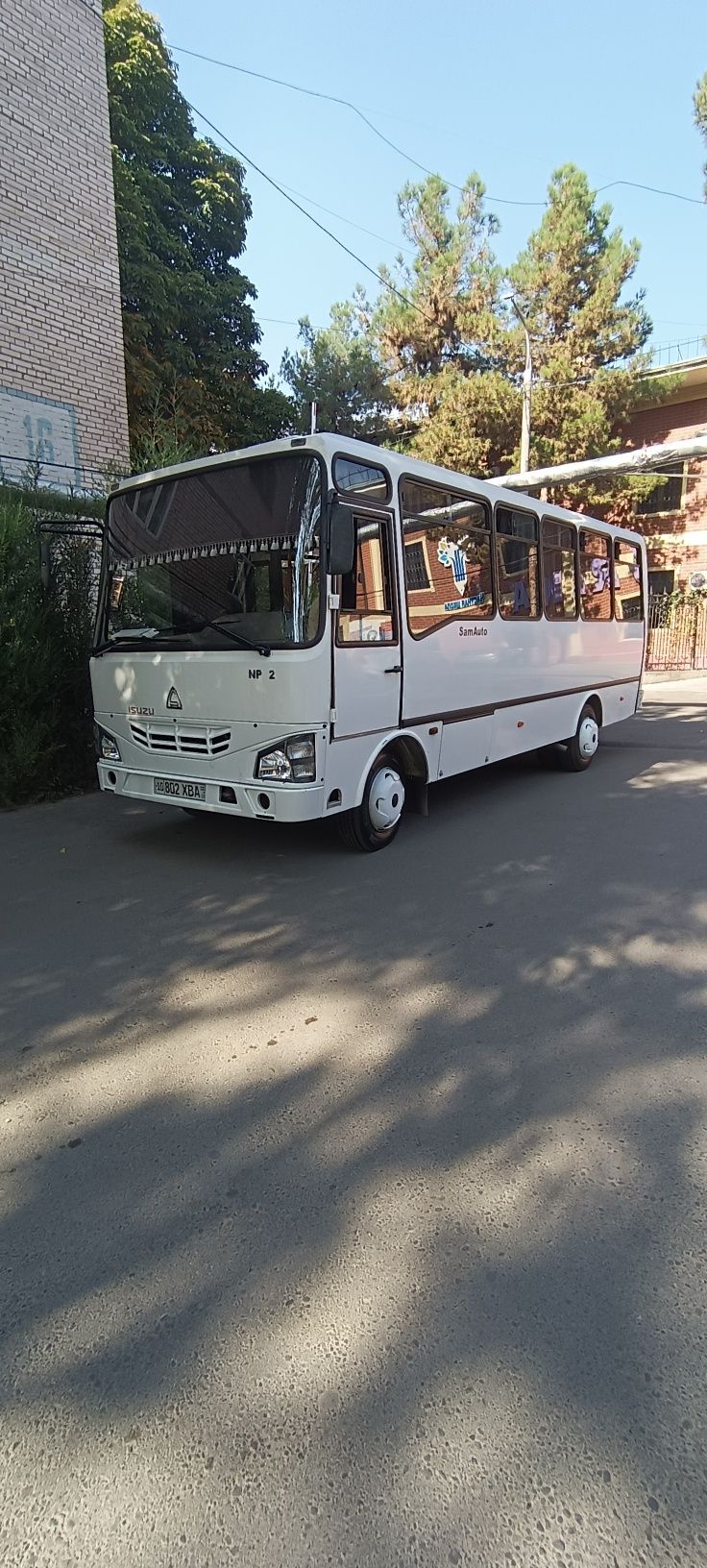 Avtobuz Isuzu np 26 mesta