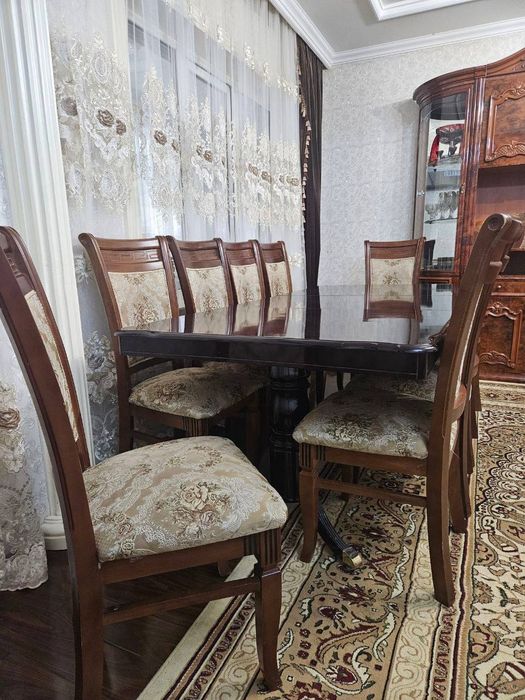 Стол со стульями для гостиной