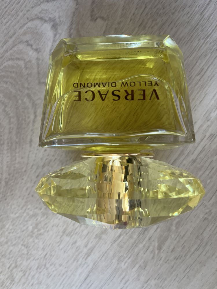 Комплект Versace Yellow diamont-несесер, парфюм, крем за тяло, душ гел
