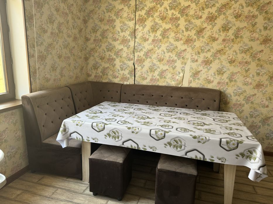 Угловой диван и стол