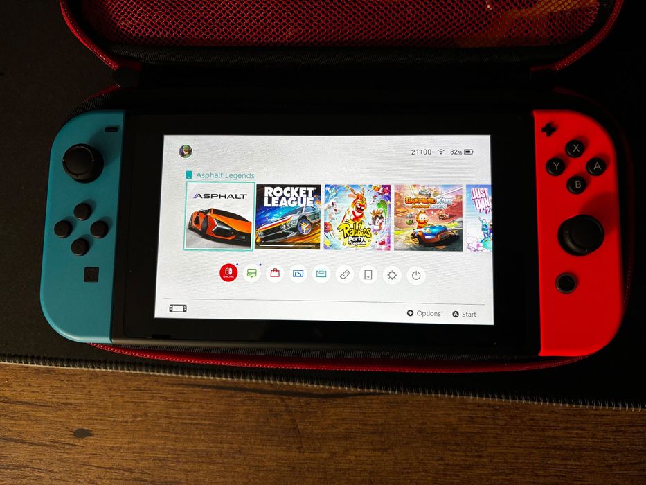 Consola Nintendo Switch (Husa, 2 Joycon-uri extra + suport Joycon-uri)