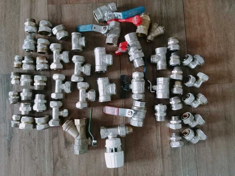 Фитинги Б.У. на металлопластиковую трубу 26 диаметр отличн.состояние.