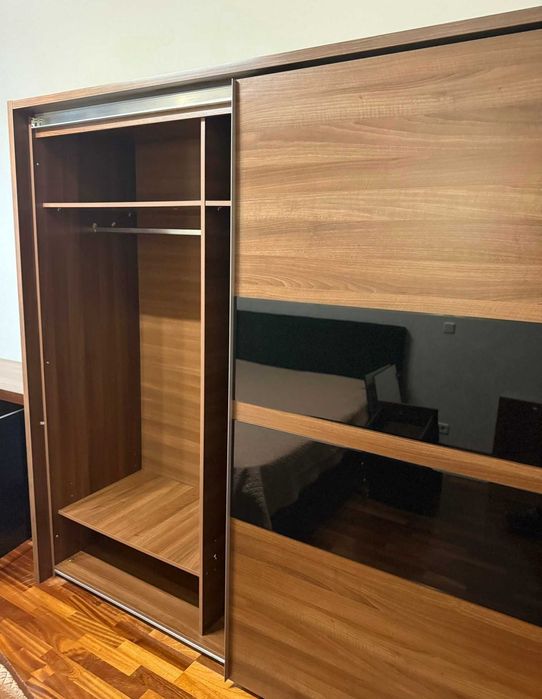 Dressing cu usi glisante; Sifonier cu rafturi si bara; Dulap cu polite