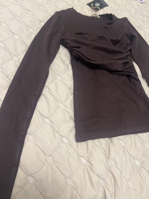 Лонгслив коричневого цвета