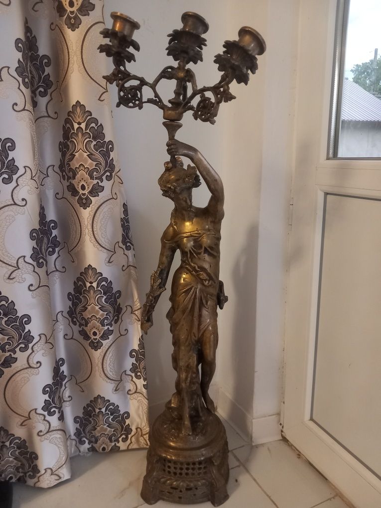Vând o statueta din bronz...