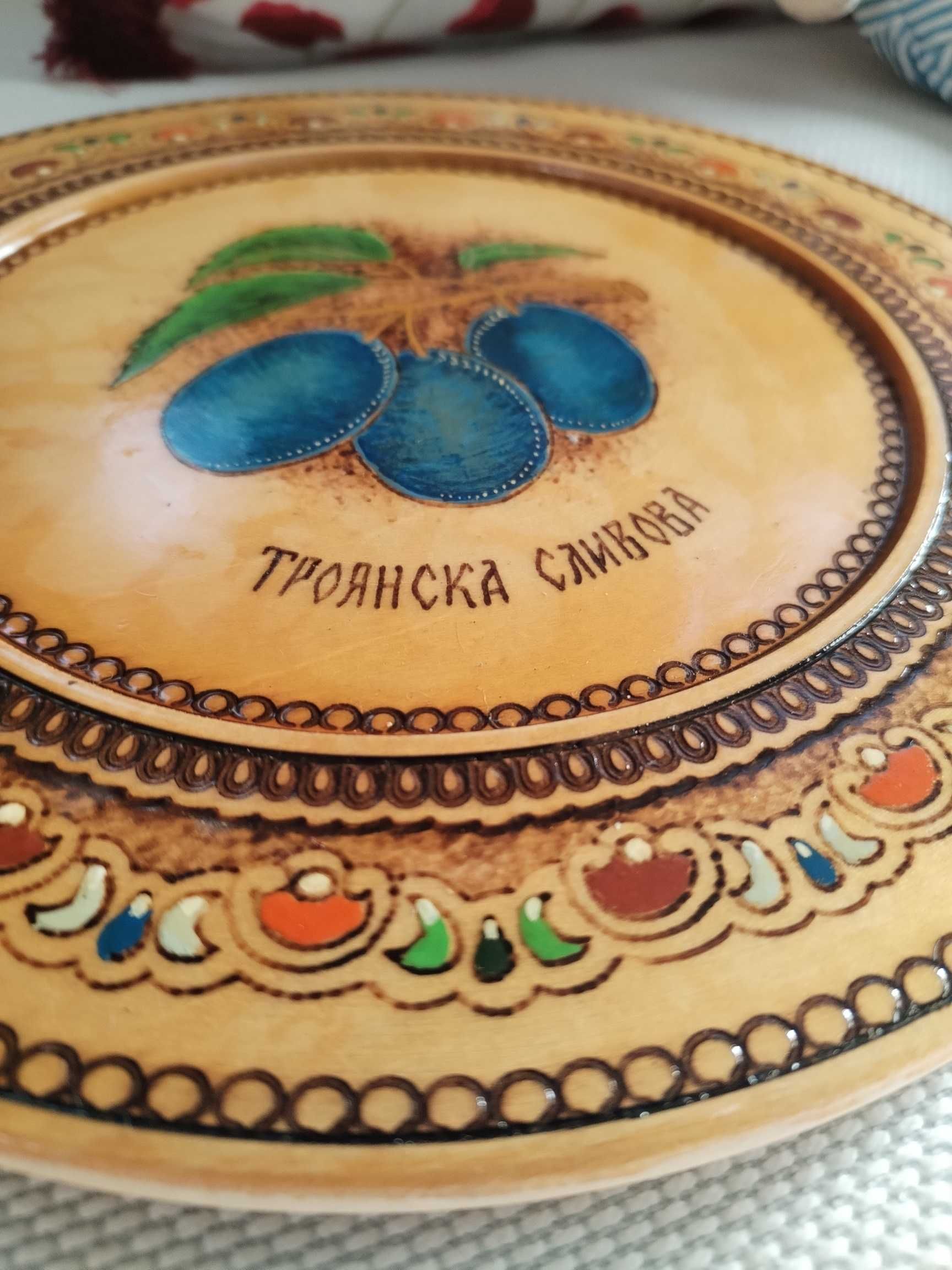Ръчно изработена чиния от дърво
