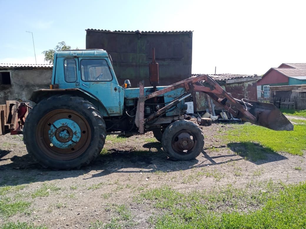 Продам МТЗ-82 с ним идёт две телеги, косилка,плуг,нож.