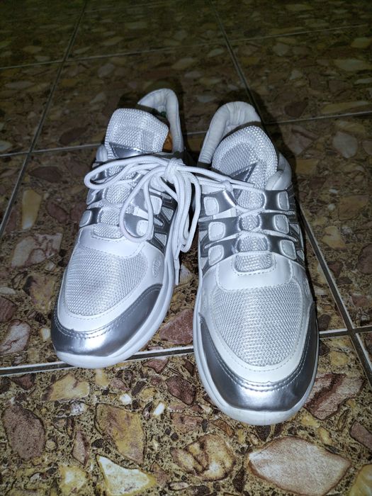 Vând adidași damă negociabil