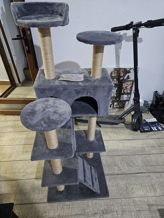 Turn pentru pisici, loc de joaca.